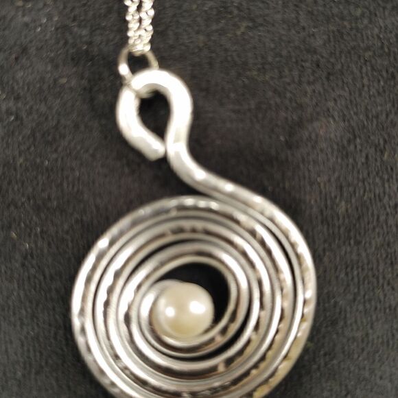WOMEN'S CIRCULAR SILVER PLATED NECKLACE WITH A WHITE PEARL. - Picture 4 of 4